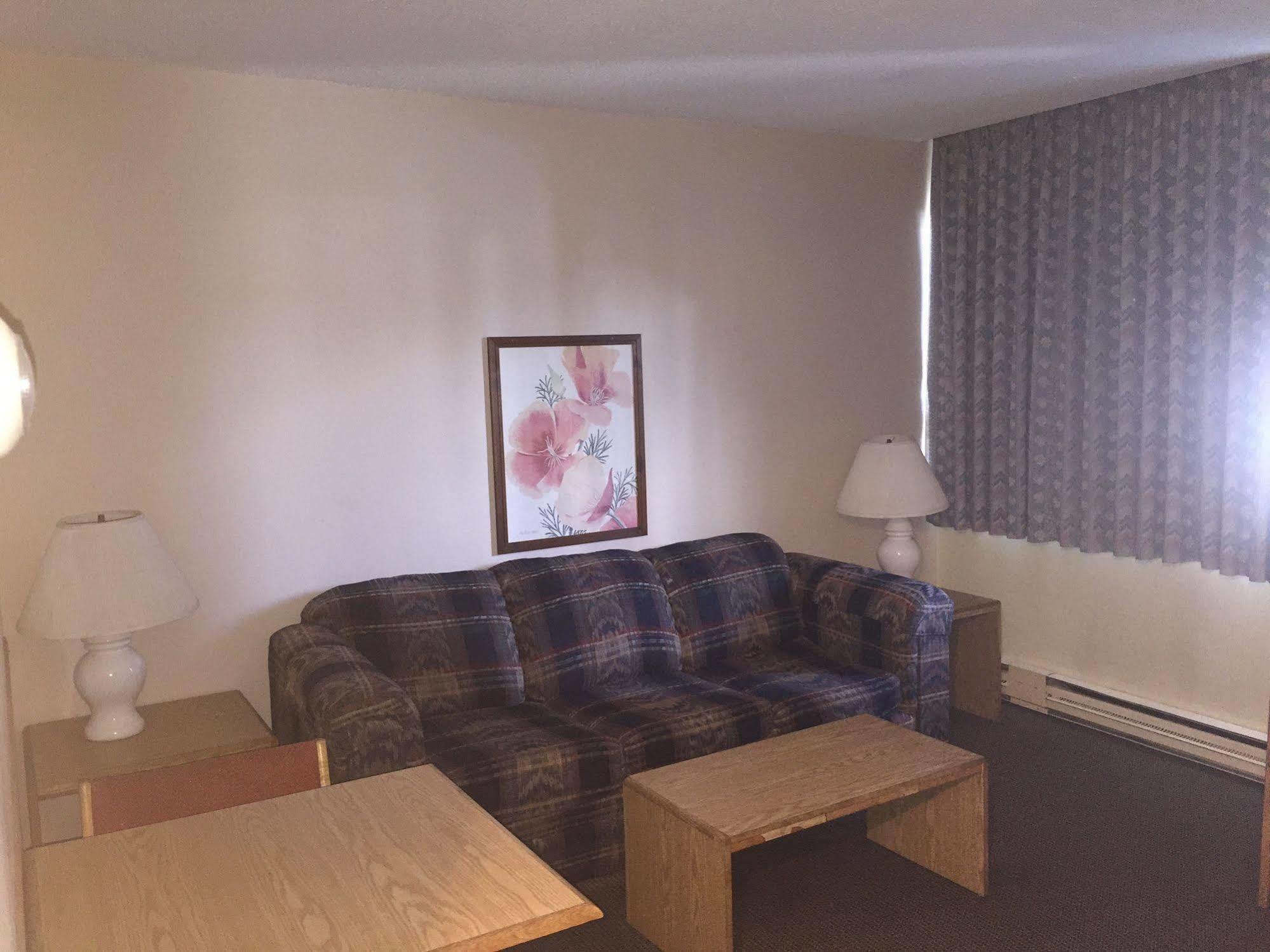 Tyee Village Motel بورت ألبيرني المظهر الخارجي الصورة