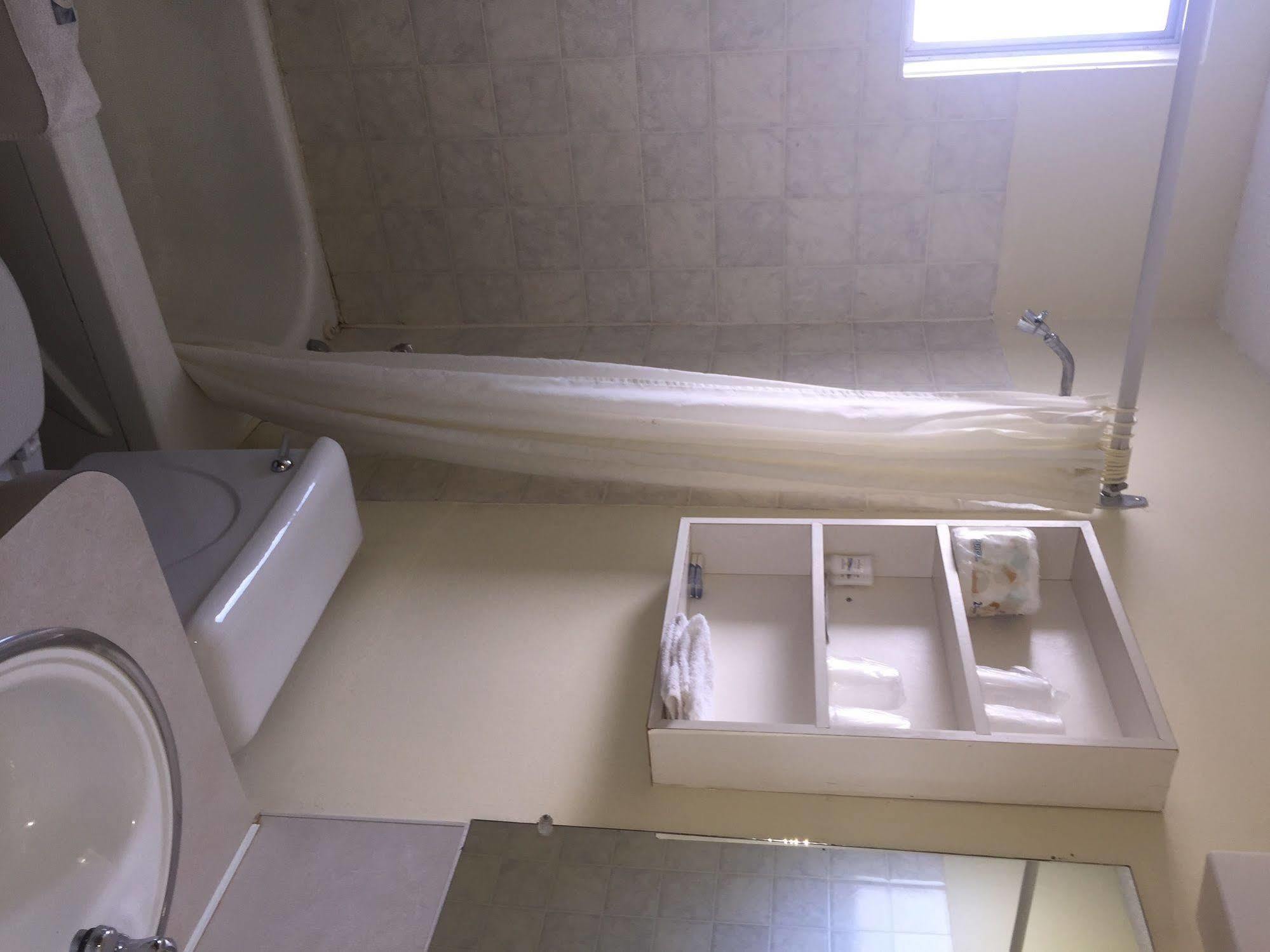 Tyee Village Motel بورت ألبيرني المظهر الخارجي الصورة